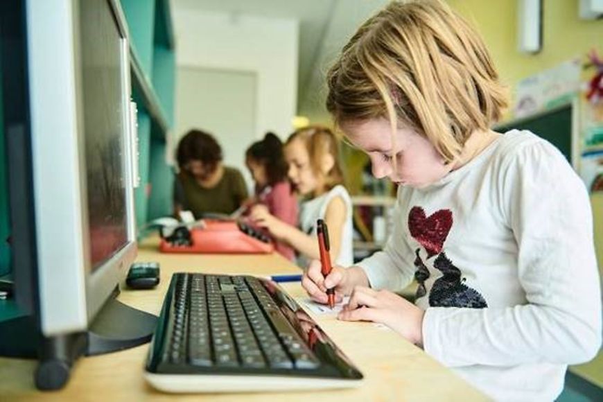 Schulsituation - jüngere Kinder am Computer