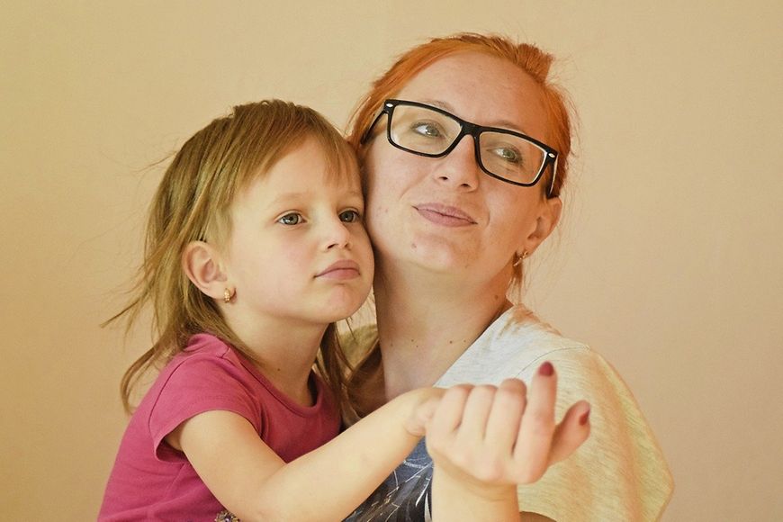 Frau/Mutter mit Kleinkind auf dem Arm