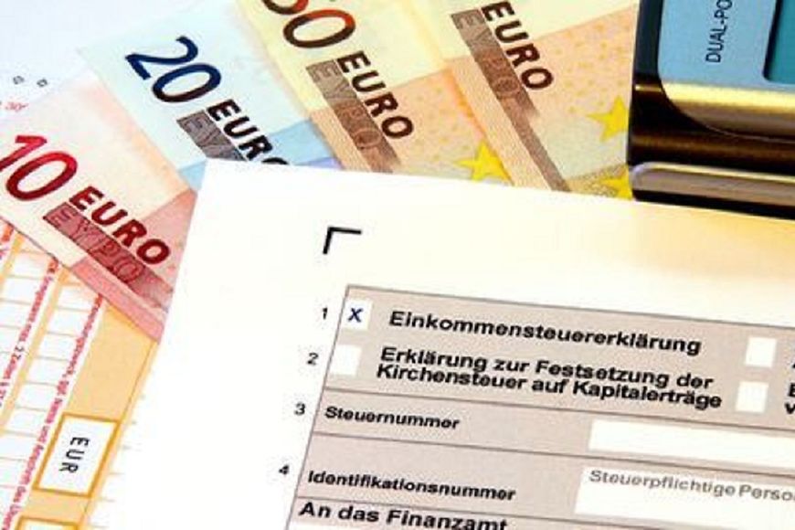 Euroscheine und ein Formular für die Einkommenssteuererklärung