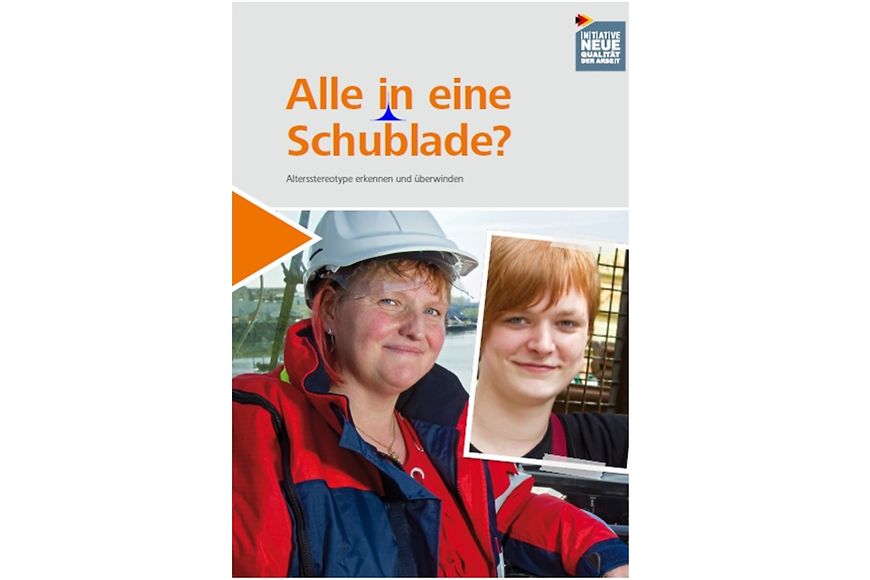 Cover der INQA-Broschüre "Alle in eine Schublade" - auf dem Cover eine ältere Frau mit Bauhelm und eine jüngere Frau