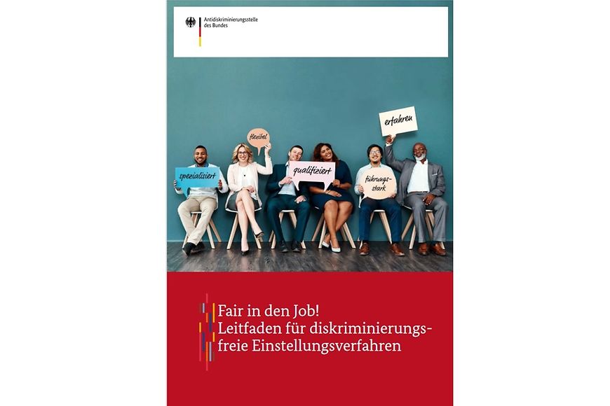 Foto des Broschürencovers "Fair in den Job! Leitfaden für diskriminierungsfreie Einstellungsverfahren"