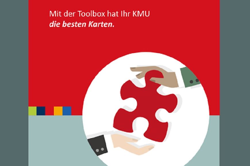 Puzzleteil gehalten von einer weißen und einer schwarzen Hand - Schrift: Mit der Toolbox hat Ihr KMU die besten Karten