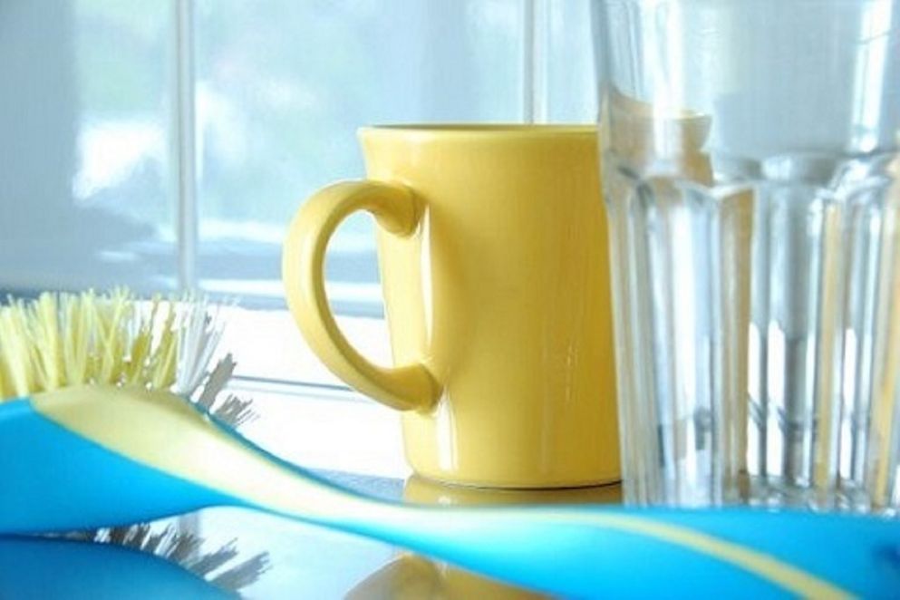 Abwaschbürste, Kaffeebecher, Glas