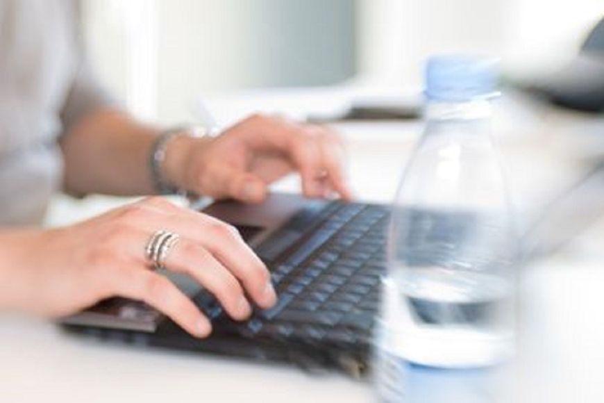 Frauenhände tippen auf einer Computertastatur