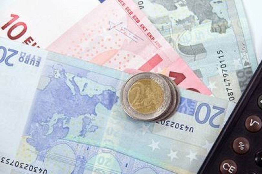 'Euroscheine und -münzen und ein Taschenrechner