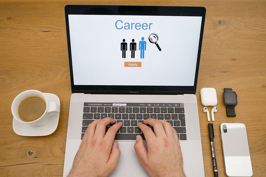 Hände auf einer Laptop-Tastatur - Suchbegriff Career