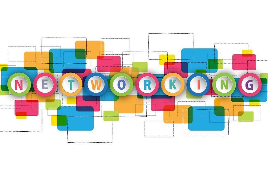 Bunte Felder durch Striche verbunden - bunte Kreise mit dem Buchstaben Networking