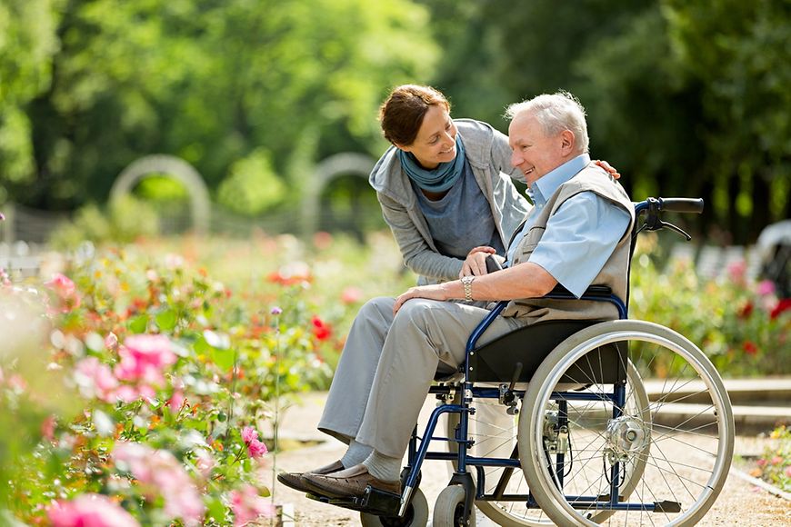 Betreuerin und Senior Im Rollstuhl, im Park