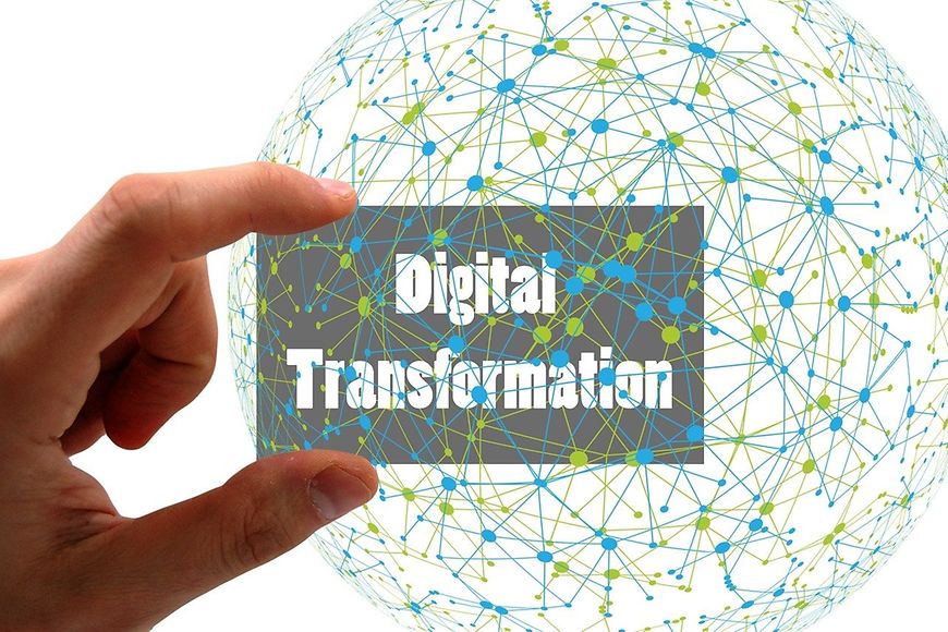 Hand hält ein Schild mit den Worten Digital Transformation - Hintergrund Netzwerkkugel