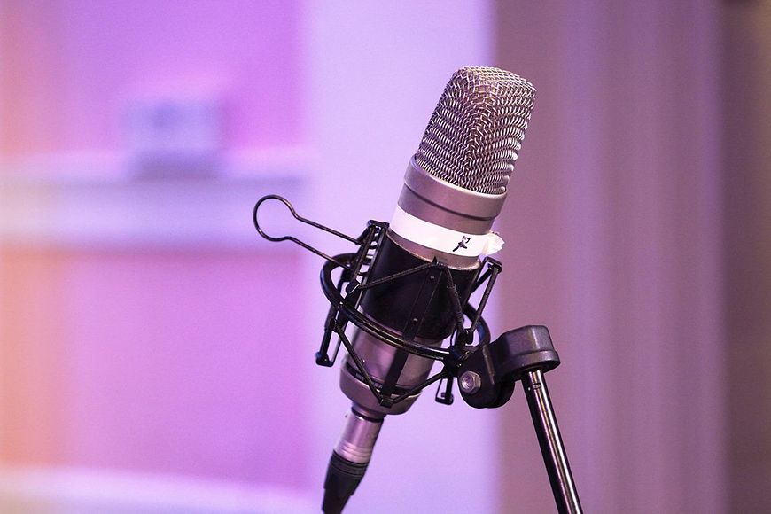 Mikrofon auf Mikrofonständer, lila Hintertergrund