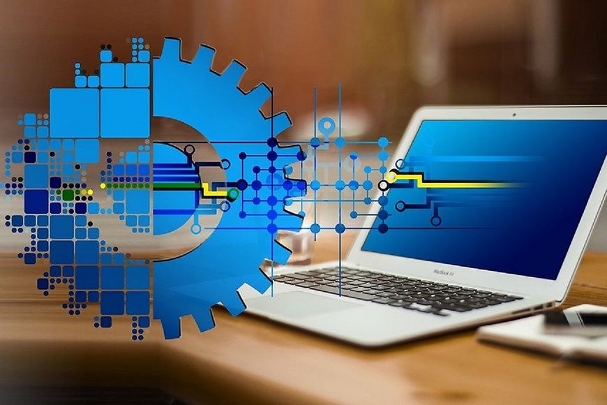 Transformation - Laptop und Zahnrad