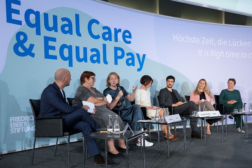Lisa Paus diskutiert mit anderen Teilnehmenden zu den Themen "Equal Pay", "Equal Care" und "Männer und Sorgearbeit"