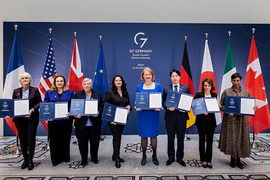 Mehrere Personen u.a. Bundesfamilienministerin Lisa Paus vor einer G7 Germany Gender Equality Bildwand