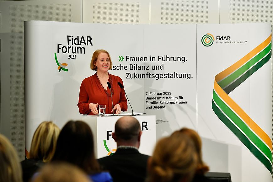 Bundesministerin Lisa Paus steht vor Publikum am Rednerpult, hinter ihr die Pressewand des Forums der Initiative FidAR 