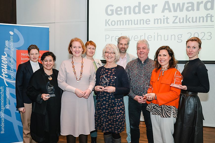Lisa Paus mit den Preisträgerinnen und Preisträgern des "Gender Award - Kommune mit Zukunft 2023"