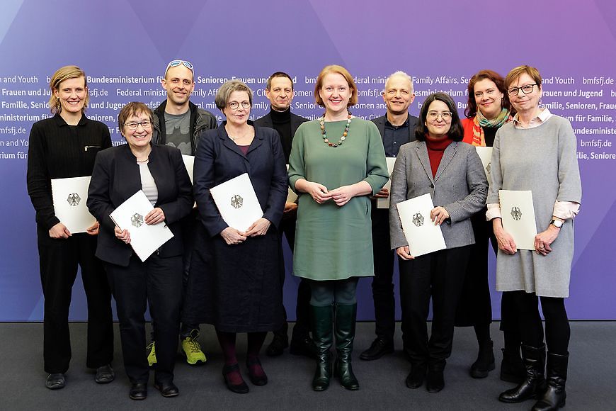 Gruppenfoto mit Lisa Paus und den Expertinnen und Experten, die den Vierten Gleichstellungsbericht erstellen vor Pressewand