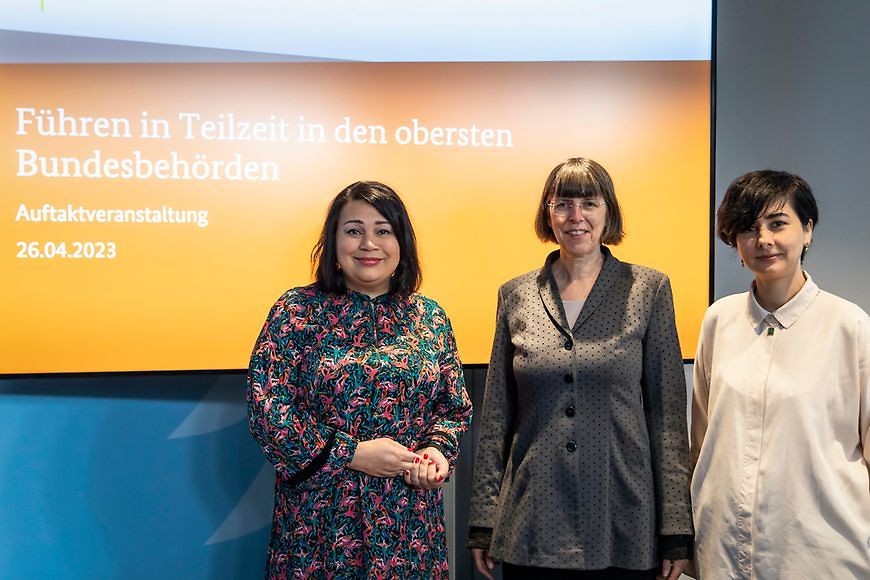 Margit Gottstein mit Milanie Kreutz und Prof. Dr. Aysel Yollu-Tok vor der Fotowand "Führen in Teilzeit"
