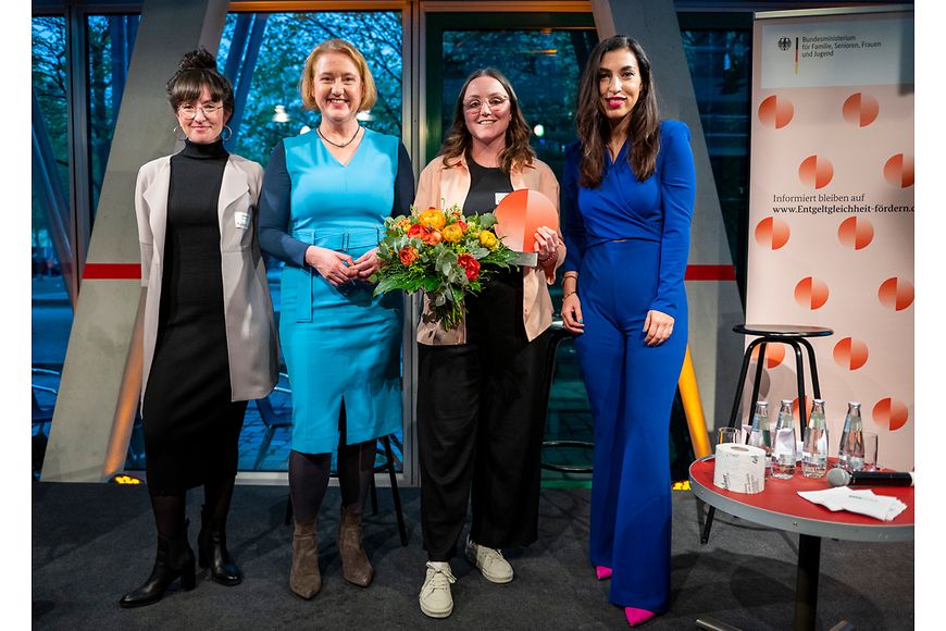 Gewinnerbild GEPA mit zwei Personen von Goldeimer, Bundesfamilienministerin Lisa Paus und Tijen Onaran