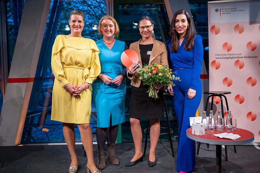 Gewinnerbild des GEPA mit zwei Personen von Vodafone, Bundesfamilienministerin Lisa Paus und Tijen Onaran