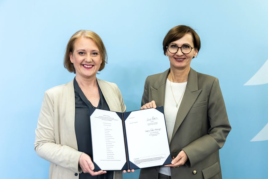Lisa Paus und Bettina Stark-Watzinger bei der Unterzeichnung der Verwaltungsvereinbarung zum Investitionsprogramm Ganztagsausbau