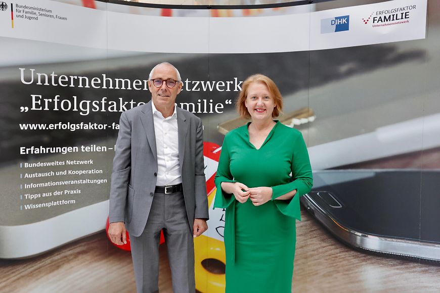 Lisa Paus und Peter Adrian stehen nebeneinander