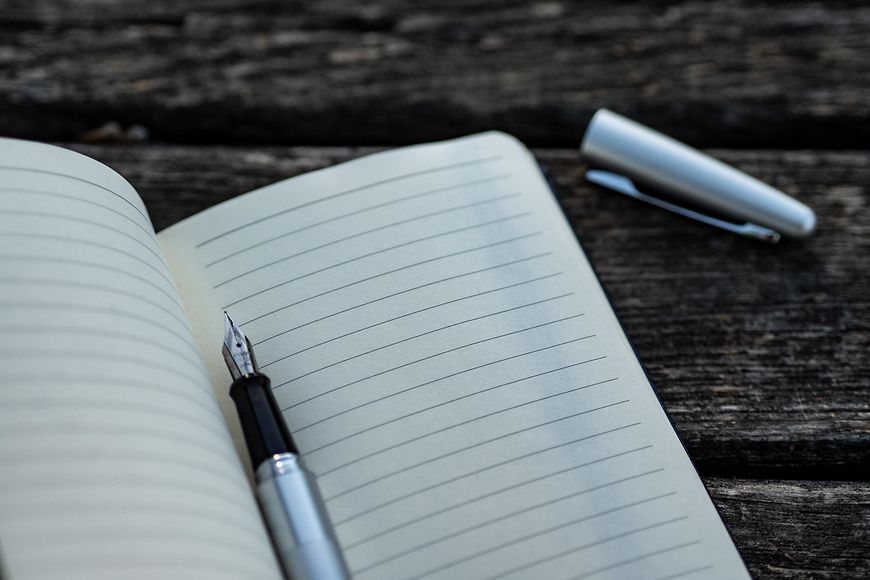 Offenes Notizbuch, leere Seiten